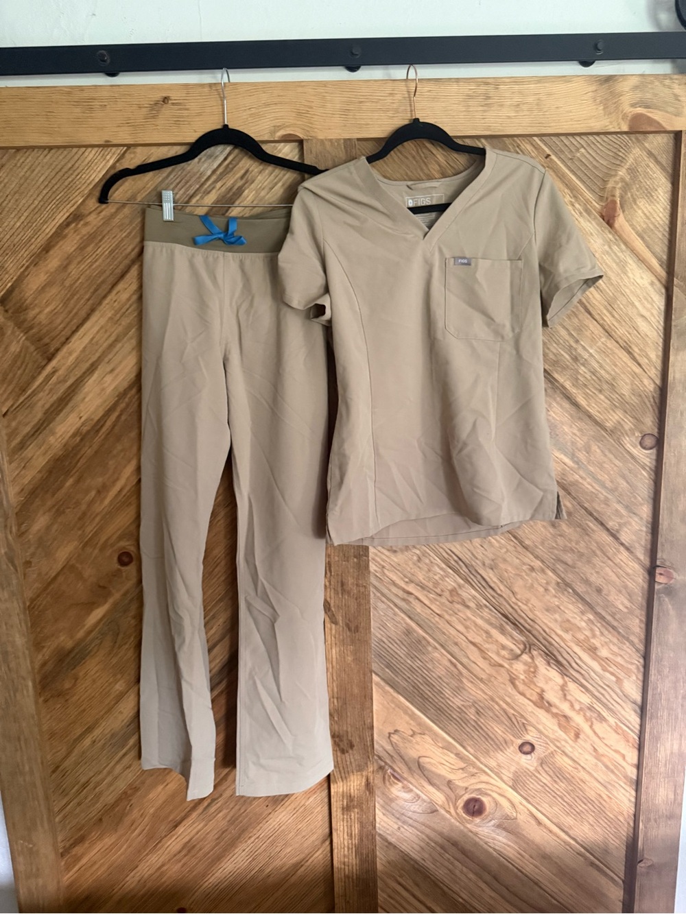 Figs Kade & Catarina slim in Sandstone size M